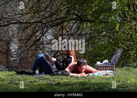 Les gens profiter du soleil sur Hampstead Heath, Londres. Banque D'Images