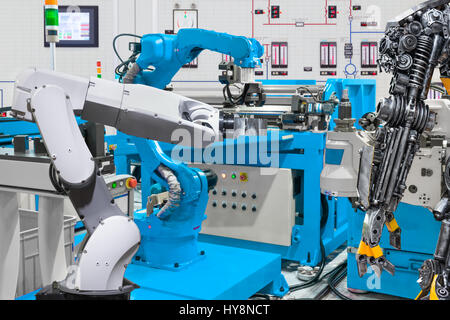 Les droits de contrôle du robot robot automatique la machine outil à l'usine de fabrication industrielle, technologie concept robotique Banque D'Images