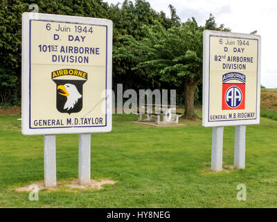 Sainte Mère Eglise, France - à l'entrée de Sainte Mère Eglise Ville, en Normandie, deux panneaux d'honorer la mémoire de l'armée américaine divisions aéroportées. Banque D'Images