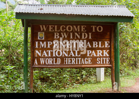 Le Parc National de la Forêt impénétrable de Bwindi, en Ouganda - Février 27, 2017 : panneau d'entrée, le Parc National de la Forêt impénétrable de Bwindi, en Ouganda Banque D'Images