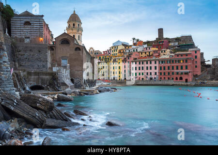 Nuageux aube dans le port du village de Vernazza, parc national des Cinque Terre, province de La Spezia, Ligurie, Italie. Banque D'Images
