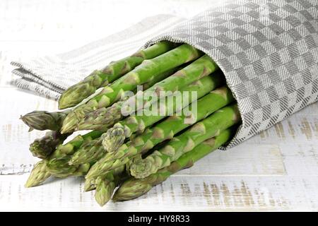 Ensemble d'asperge verte sur fond de bois Banque D'Images