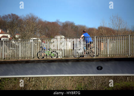 Père et fils sur bridge cyclistes sur la Forth et Clyde Canal Banque D'Images