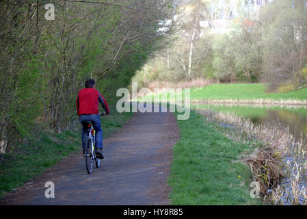 Les cyclistes sur le Forth and Clyde canal Banque D'Images