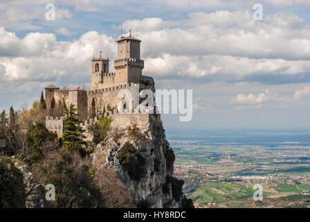 La forteresse de Guaita à San Marino ; plaines de Romagne dans l'arrière-plan Banque D'Images