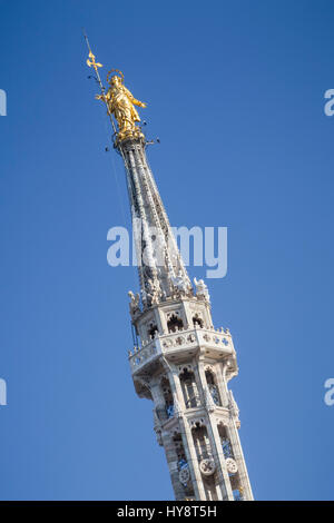 Sur le toit du Duomo di Milano, entre le marbre blanc spiers, Milan, Lombardie, Italie. Banque D'Images