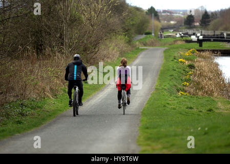 Deux cyclistes sur le Forth and Clyde canal Banque D'Images