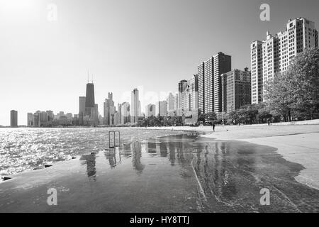 Photo noir et blanc de Chicago waterfront skyline le matin, vue depuis le bord du lac Michigan, l'Illinois, USA. Banque D'Images