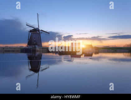 Silhouette de moulins à vent au lever du soleil à Kinderdijk, Pays-Bas. Paysage rustique avec près de moulins à vent traditionnel néerlandais les canaux et beau ciel wit Banque D'Images