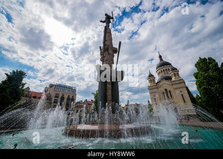 Avram Iancu statue et fontaine et la cathédrale orthodoxe roumaine de la Dormition de la Theotokos sur Avram Iancu Square dans la ville de Cluj Napoca en Roumanie Banque D'Images