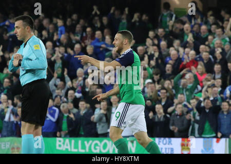 Stade national de football à Windsor Park, Belfast. 26 mars 2017. Qualification de la Coupe du Monde 2018 - Irlande du Nord 2 Norvège 0. L'Irlande du Nord Conor Washington (9) célèbre son but. Banque D'Images