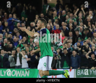 Stade national de football à Windsor Park, Belfast. 26 mars 2017. Qualification de la Coupe du Monde 2018 - Irlande du Nord 2 Norvège 0. L'Irlande du Nord Conor Washington (9) célèbre son but. Banque D'Images