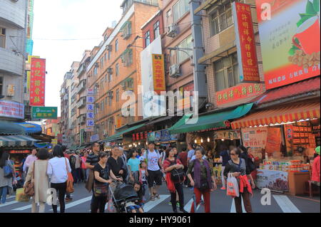 Personnes visitent Tamsui Old street à Taipei à Taiwan. Banque D'Images