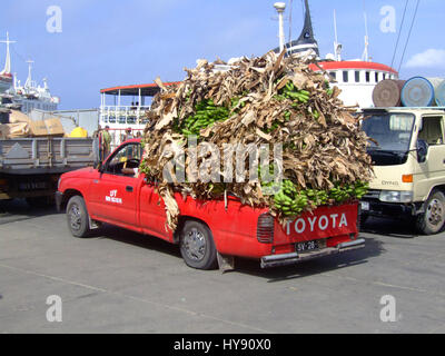 Surchargé d'un camion transportant des bananes sur le marché. Le camion attend d'être chargé sur le ferry de Porto Novo, sur Santo Antao, à l'île de Sao Vinent Banque D'Images