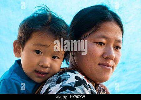 Mère et son enfant dans le dos au marché ouvert de Punakha, Bhoutan. Banque D'Images