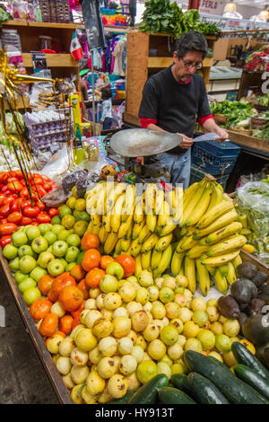 Avec une grande variété de produits, de l'alimentation, de l'artisanat et produits de base, Mercado Hidalgo a été en opération depuis 1910. Un endroit que vous visitez le plus dans n'importe quel t Banque D'Images