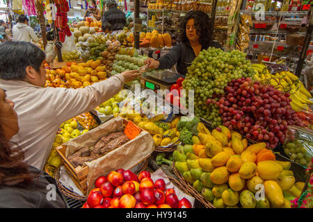 Avec une grande variété de produits, de l'alimentation, de l'artisanat et produits de base, Mercado Hidalgo a été en opération depuis 1910. Un endroit que vous visitez le plus dans n'importe quel t Banque D'Images