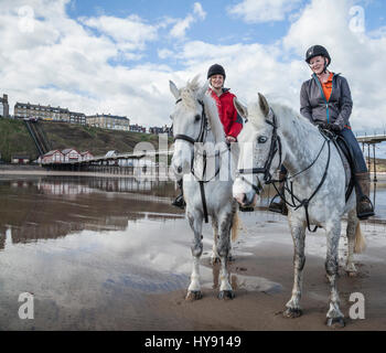 Deux femmes à cheval sur la plage de Nice,Angleterre,UK Banque D'Images