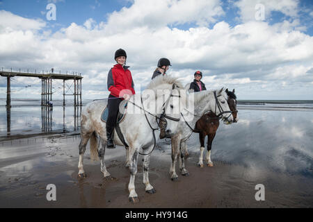 Trois femmes à cheval à paris plage sur une journée ensoleillée Banque D'Images