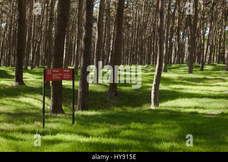 Un panneau d'avertissement en informant le public que munitions non explosées demeure à cet endroit près de la crête de Vimy memorial canadien. Banque D'Images