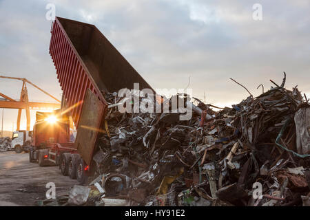 Un camion décharge sa cargaison de déchets de métal avant d'être expédiées à un centre de recyclage Banque D'Images