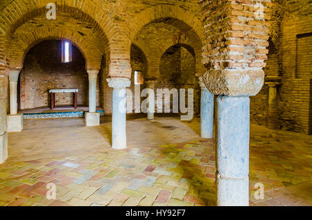 La mosquée d'Almonaster la Real était un oratoire islamique, construite pendant le califat de Cordoue entre le 9e et 10e siècles, l'intérieur en fonte Almonaster Banque D'Images