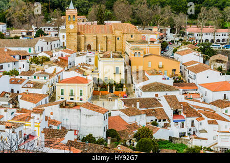 Almonaster la Real vu de dessus, avec l'église de Saint Matin. Almonaster la Real, Huelva, Andalousie, Espagne, Europe Banque D'Images