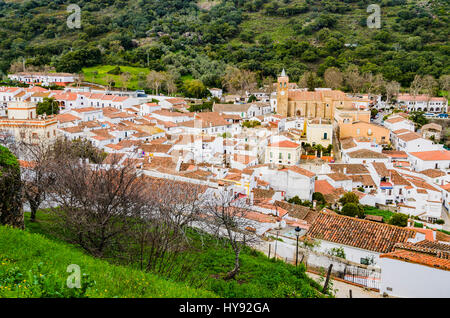 Almonaster la Real vu de dessus, avec l'église de Saint Matin. Almonaster la Real, Huelva, Andalousie, Espagne, Europe Banque D'Images