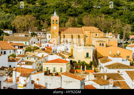 Almonaster la Real vu de dessus, avec l'église de Saint Matin. Almonaster la Real, Huelva, Andalousie, Espagne, Europe Banque D'Images