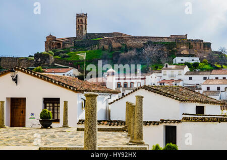 La mosquée - château vu depuis le village d'Almonaster la Real, Huelva, Andalousie, Espagne, Europe Banque D'Images