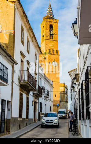 Rue typique de l'Andalousie, dans l'arrière-plan le clocher de l'église Notre-Dame de l'Assomption. Aroche, Huelva, Andalousie, Espagne, Europe Banque D'Images