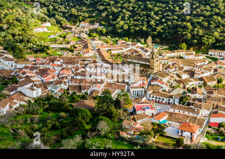 Le village d'Alájar vu de dessus. Alájar, Huelva, Andalousie, Espagne, Europe Banque D'Images