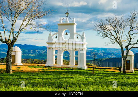 Clocher pittoresque près de l'ermitage de la Reine des Anges ou l'Ermitage de Notre Dame des Anges à l'intérieur du Rocher de Alájar, calle également Banque D'Images