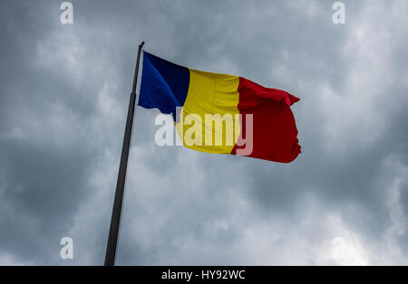 Drapeau national roumain en face de Alba Carolina forteresse en Alba Iulia ville de Alba, Transylvanie, Roumanie Banque D'Images