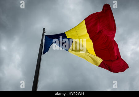 Drapeau national roumain en face de Alba Carolina forteresse en Alba Iulia ville de Alba, Transylvanie, Roumanie Banque D'Images