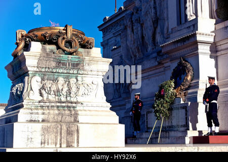 Flamme éternelle au monument du Soldat inconnu, gardée par des soldats. Monument au roi Victor Emmanuel II, la Place de Venise. Milite Ignoto. Rome, Italie Banque D'Images