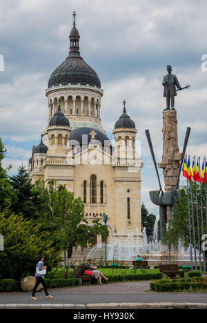 Avram Iancu statue et fontaine et la cathédrale orthodoxe roumaine de la Dormition de la Theotokos sur Avram Iancu Square dans la ville de Cluj Napoca en Roumanie Banque D'Images