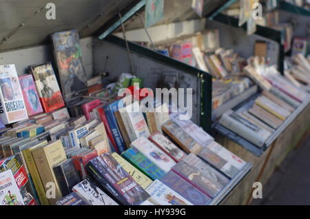 Des piles de livres empilés dans un petit Bouquinistes marché du livre de seconde main le long de la Seine à Paris, France Banque D'Images