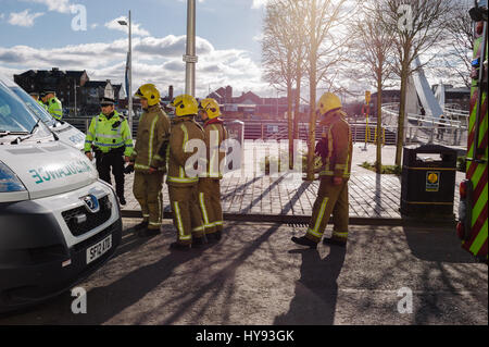 La police, les pompiers et les services d'ambulance d'urgence présents dans le centre-ville de Glasgow. Banque D'Images