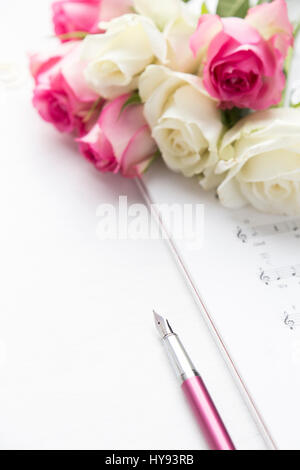 Roses rose et crème avec de la musique Banque D'Images