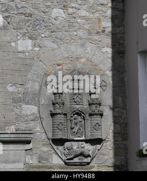 Moulage historique sur les murs de la Tholsel à Kilkenny, Irlande. Le bâtiment a été construit à l'origine de la collecte des péages dans et après une variété de Banque D'Images