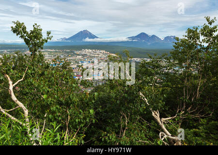 Avachinsky-Koryaksky groupe de volcans et de Mishennaya Petropavlovsk-Kamchatsky hills Banque D'Images