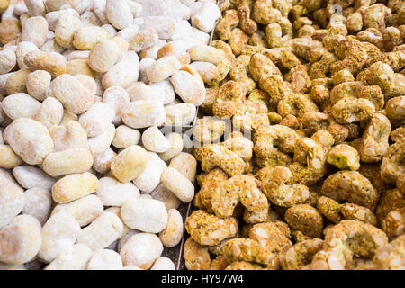 Arrière-plan de cookies typiques siciliens,viennoiseries, faite à la pâte d'amande pour la vente au marché italien. Banque D'Images