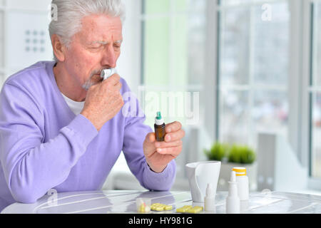 Personnes âgées malades man taking medicine Banque D'Images