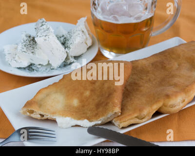 Snack-pie avec du fromage et de la bière pour le déjeuner Banque D'Images