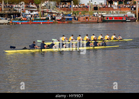 University Boat Race sur la Tamise à Londres, Barnes. Réserver Hommes impliquant Isis (Oxford) et Goldie (Cambridge) Banque D'Images