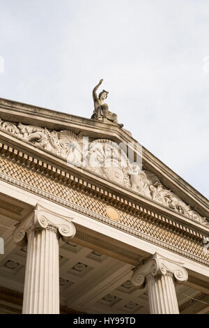 La façade à fronton de l'Ashmolean Museum, Oxford, Angleterre, Royaume-Uni. Banque D'Images