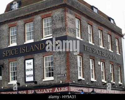 Le Spice Island Inn. Un pub anglais traditionnel situé dans le port de Portsmouth, Hampshire, England, UK Banque D'Images