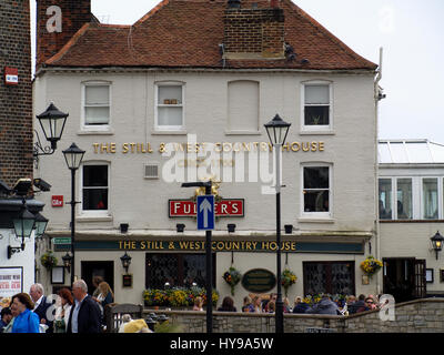 Repas et boissons à l'extérieur de la maison de campagne de l'Ouest et encore. Un pub anglais traditionnel situé dans le port de Portsmouth, Hampshire, England, UK Banque D'Images