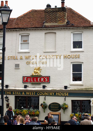 Repas et boissons à l'extérieur de la maison de campagne de l'Ouest et encore. Un pub anglais traditionnel situé dans le port de Portsmouth, Hampshire, England, UK Banque D'Images